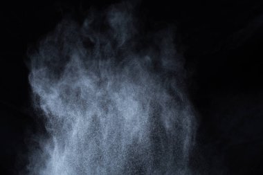 Siyah arka planda beyaz toz patlaması. Renkli bulut. Renkli toz patlar. Boya Holi.