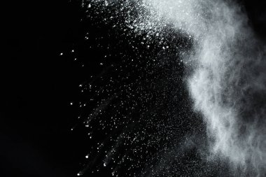 Siyah arka planda beyaz toz patlaması. Renkli bulut. Renkli toz patlar. Boya Holi.