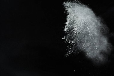 Siyah arka planda beyaz toz patlaması. Renkli bulut. Renkli toz patlar. Boya Holi.