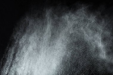 Siyah arka planda beyaz toz patlaması. Renkli bulut. Renkli toz patlar. Boya Holi.