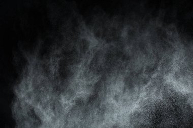 Siyah arka planda beyaz toz patlaması. Renkli bulut. Renkli toz patlar. Boya Holi.