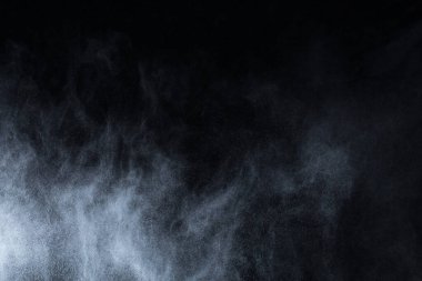 Siyah arka planda beyaz toz patlaması. Renkli bulut. Renkli toz patlar. Boya Holi.