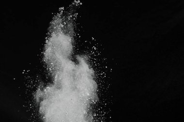 Siyah arka planda beyaz toz patlaması. Renkli bulut. Renkli toz patlar. Boya Holi.