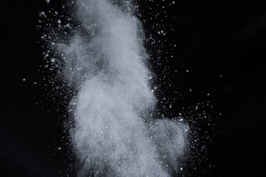 Siyah arka planda beyaz toz patlaması. Renkli bulut. Renkli toz patlar. Boya Holi.