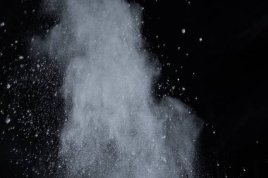 Siyah arka planda beyaz toz patlaması. Renkli bulut. Renkli toz patlar. Boya Holi.