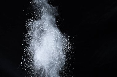 Siyah arka planda beyaz toz patlaması. Renkli bulut. Renkli toz patlar. Boya Holi.
