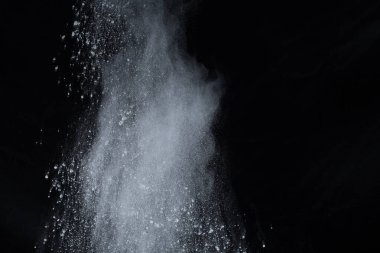 Siyah arka planda beyaz toz patlaması. Renkli bulut. Renkli toz patlar. Boya Holi.