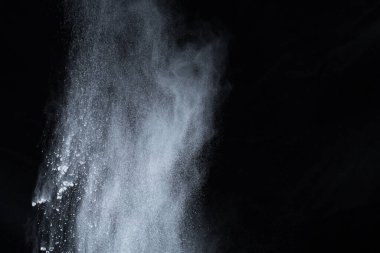 Siyah arka planda beyaz toz patlaması. Renkli bulut. Renkli toz patlar. Boya Holi.