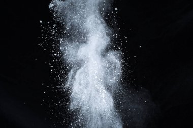 Siyah arka planda beyaz toz patlaması. Renkli bulut. Renkli toz patlar. Boya Holi.