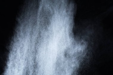 Siyah arka planda beyaz toz patlaması. Renkli bulut. Renkli toz patlar. Boya Holi.