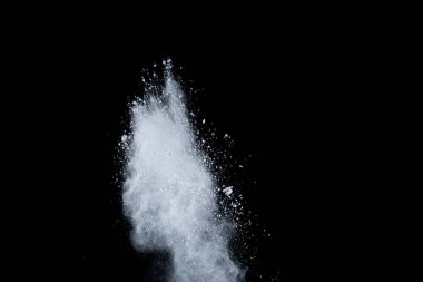 Siyah arka planda beyaz toz patlaması. Renkli bulut. Renkli toz patlar. Boya Holi.