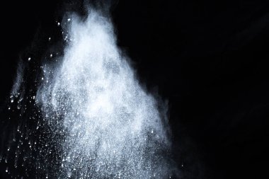 Siyah arka planda beyaz toz patlaması. Renkli bulut. Renkli toz patlar. Boya Holi.