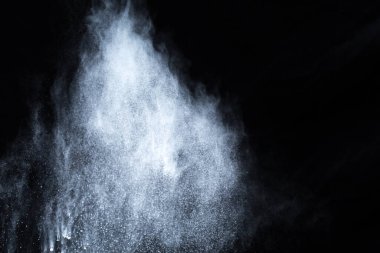 Siyah arka planda beyaz toz patlaması. Renkli bulut. Renkli toz patlar. Boya Holi.