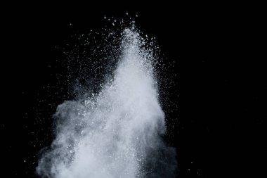 Siyah arka planda beyaz toz patlaması. Renkli bulut. Renkli toz patlar. Boya Holi.