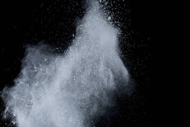 Siyah arka planda beyaz toz patlaması. Renkli bulut. Renkli toz patlar. Boya Holi.