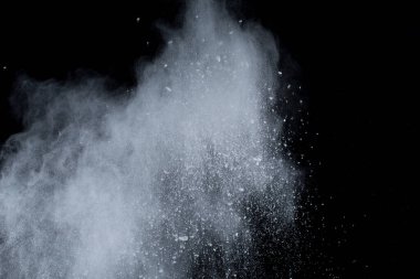 Siyah arka planda beyaz toz patlaması. Renkli bulut. Renkli toz patlar. Boya Holi.