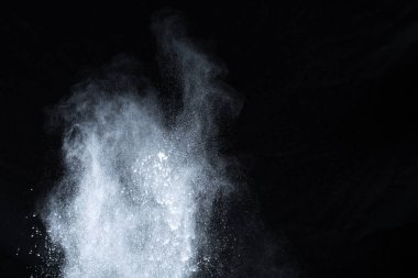 Siyah arka planda beyaz toz patlaması. Renkli bulut. Renkli toz patlar. Boya Holi.