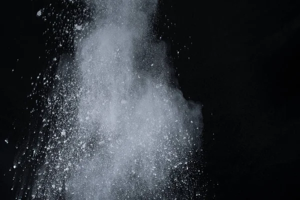 Siyah arka planda beyaz toz patlaması. Renkli bulut. Renkli toz patlar. Boya Holi.