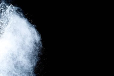 Siyah arka planda beyaz toz patlaması. Renkli bulut. Renkli toz patlar. Boya Holi.