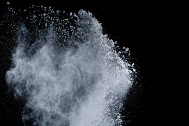 Siyah arka planda beyaz toz patlaması. Renkli bulut. Renkli toz patlar. Boya Holi.