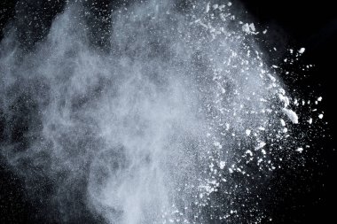 Siyah arka planda beyaz toz patlaması. Renkli bulut. Renkli toz patlar. Boya Holi.