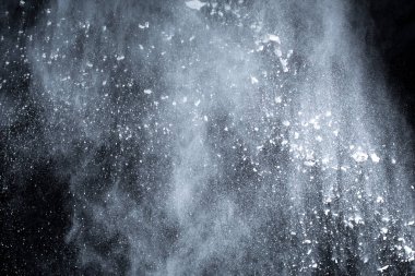 Siyah arka planda beyaz toz patlaması. Renkli bulut. Renkli toz patlar. Boya Holi.