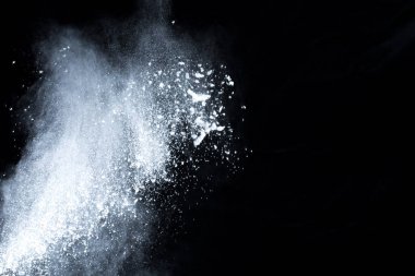 Siyah arka planda beyaz toz patlaması. Renkli bulut. Renkli toz patlar. Boya Holi.