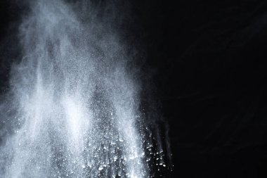 Siyah arka planda beyaz toz patlaması. Renkli bulut. Renkli toz patlar. Boya Holi.