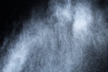 Siyah arka planda beyaz toz patlaması. Renkli bulut. Renkli toz patlar. Boya Holi.