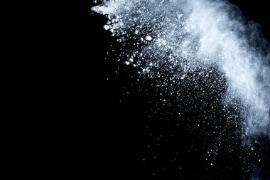 Siyah arka planda beyaz toz patlaması. Renkli bulut. Renkli toz patlar. Boya Holi.
