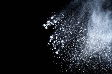 Siyah arka planda beyaz toz patlaması. Renkli bulut. Renkli toz patlar. Boya Holi.