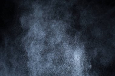 Siyah arka planda beyaz toz patlaması. Renkli bulut. Renkli toz patlar. Boya Holi.