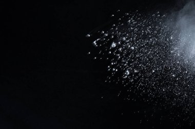 Siyah arka planda beyaz toz patlaması. Renkli bulut. Renkli toz patlar. Boya Holi.