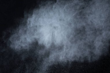 Siyah arka planda beyaz toz patlaması. Renkli bulut. Renkli toz patlar. Boya Holi.