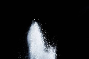 Siyah arka planda beyaz toz patlaması. Renkli bulut. Renkli toz patlar. Boya Holi.