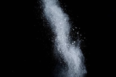 Siyah arka planda beyaz toz patlaması. Renkli bulut. Renkli toz patlar. Boya Holi.