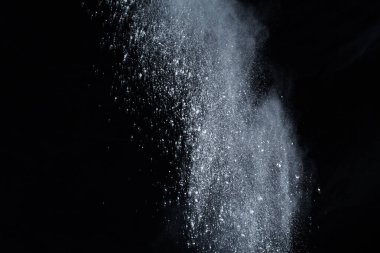 Siyah arka planda beyaz toz patlaması. Renkli bulut. Renkli toz patlar. Boya Holi.