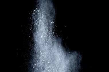Siyah arka planda beyaz toz patlaması. Renkli bulut. Renkli toz patlar. Boya Holi.