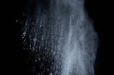 Siyah arka planda beyaz toz patlaması. Renkli bulut. Renkli toz patlar. Boya Holi.