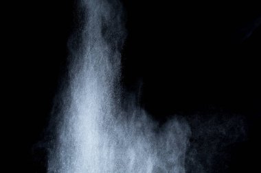 Siyah arka planda beyaz toz patlaması. Renkli bulut. Renkli toz patlar. Boya Holi.