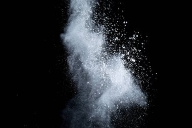 Siyah arka planda beyaz toz patlaması. Renkli bulut. Renkli toz patlar. Boya Holi.