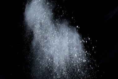 Siyah arka planda beyaz toz patlaması. Renkli bulut. Renkli toz patlar. Boya Holi.
