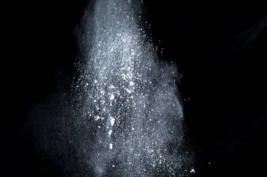 Siyah arka planda beyaz toz patlaması. Renkli bulut. Renkli toz patlar. Boya Holi.