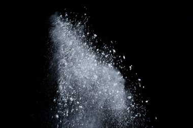 Siyah arka planda beyaz toz patlaması. Renkli bulut. Renkli toz patlar. Boya Holi.