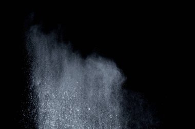Siyah arka planda beyaz toz patlaması. Renkli bulut. Renkli toz patlar. Boya Holi.