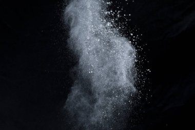 Siyah arka planda beyaz toz patlaması. Renkli bulut. Renkli toz patlar. Boya Holi.