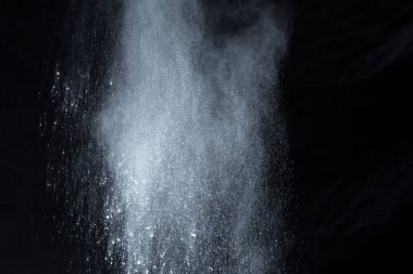 Siyah arka planda beyaz toz patlaması. Renkli bulut. Renkli toz patlar. Boya Holi.