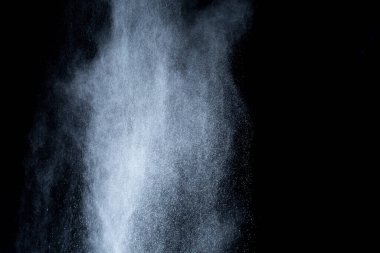 Siyah arka planda beyaz toz patlaması. Renkli bulut. Renkli toz patlar. Boya Holi.