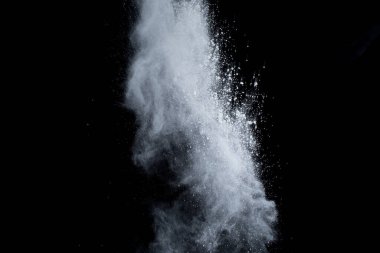Siyah arka planda beyaz toz patlaması. Renkli bulut. Renkli toz patlar. Boya Holi.