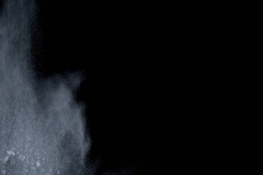 Siyah arka planda beyaz toz patlaması. Renkli bulut. Renkli toz patlar. Boya Holi.